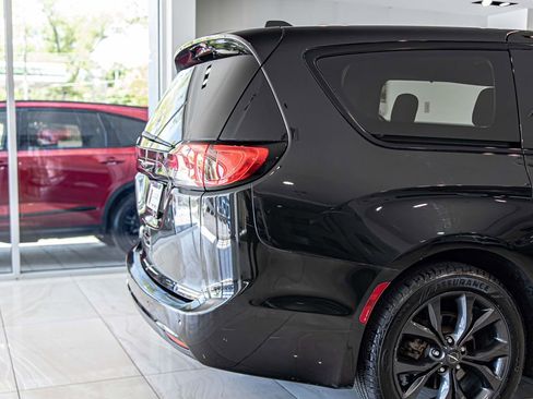 Used 2019 Chrysler Pacifica Touring Plus w/ S Appearance Package FWD image 12