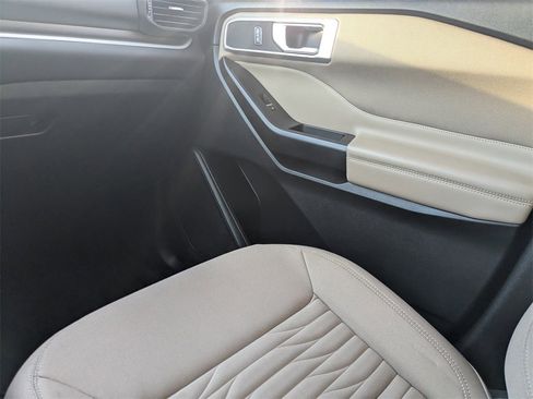 Used 2020 Ford Explorer XLT image 6