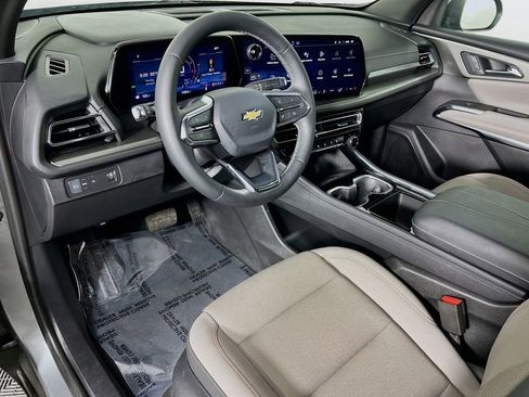 Used 2025 Chevrolet Traverse LT image 9