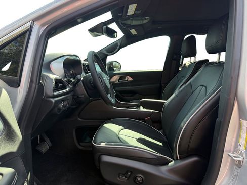 New 2026 Chrysler Pacifica Limited image 9