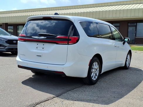 Used 2023 Chrysler Pacifica Touring-L FWD image 5