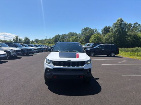 Used 2025 Jeep Compass Trailhawk AWD/4WD image 2
