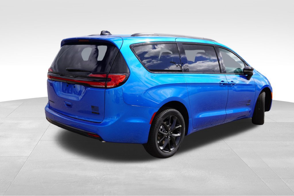 New 2027 Chrysler Pacifica Select AWD/4WD image 3