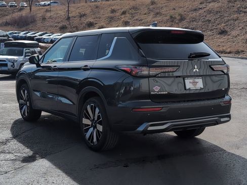 Used 2025 Mitsubishi Outlander Trail Edition image 5