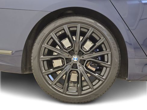 Used 2022 BMW 740i w/ M Sport Package image 7