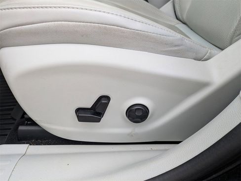 Used 2021 Jeep Cherokee Latitude Lux w/ Comfort/Convenience Group image 11