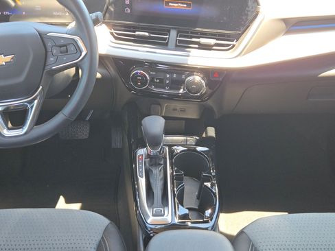 Used 2025 Chevrolet Trax LT w/ Driver Confidence Package FWD image 17