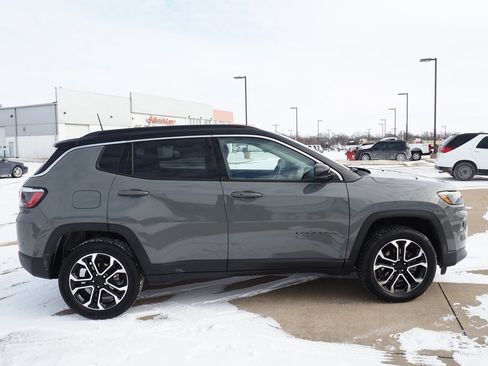 Used 2022 Jeep Compass Limited image 4