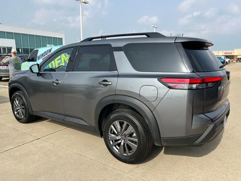 Used 2025 Nissan Pathfinder SV FWD image 8