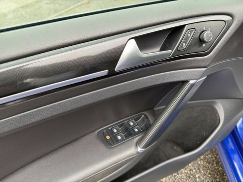 Used 2017 Volkswagen Golf R 4-Door image 39