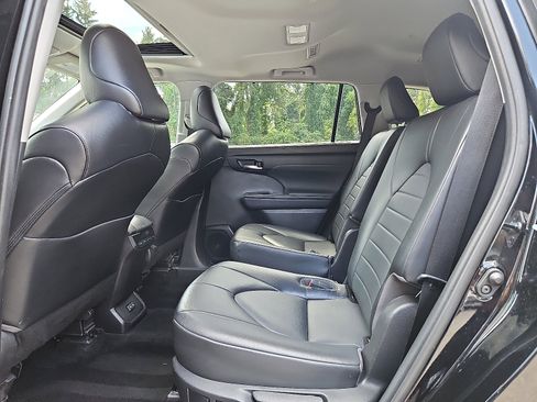 Used 2022 Toyota Highlander XLE image 13