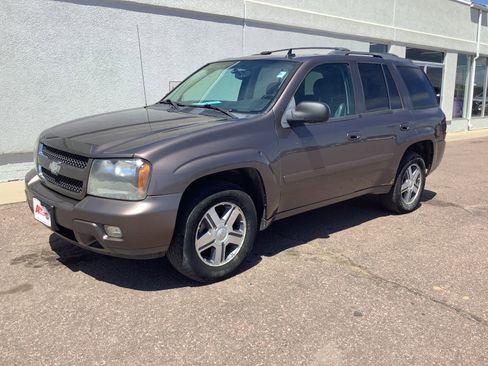 Used 2008 Chevrolet TrailBlazer LT w/ Sun And Sound Package AWD/4WD image 2