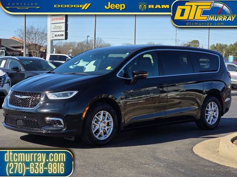 Used 2025 Chrysler Pacifica Select image 2