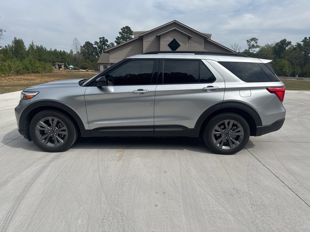 Used 2023 Ford Explorer XLT w/ Equipment Group 202A AWD/4WD image 2