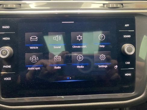 Used 2023 Volkswagen Tiguan SE w/ Panoramic Sunroof Package image 33