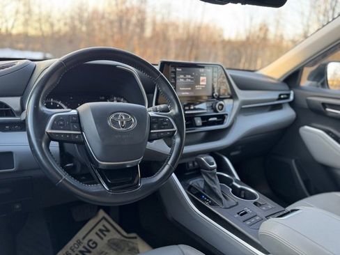 Used 2021 Toyota Highlander XLE image 31