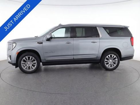 Used 2025 GMC Yukon XL Denali AWD/4WD image 8