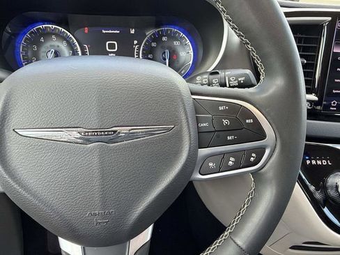 Used 2023 Chrysler Pacifica Touring-L FWD image 18