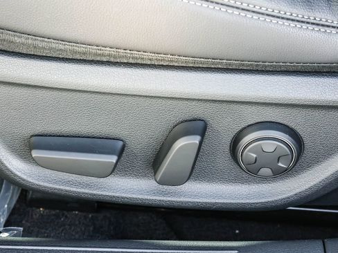 Used 2025 Genesis G70 2.5T image 24