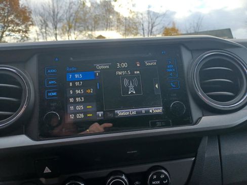 Used 2019 Toyota Tacoma TRD Sport w/ Technology Package image 10