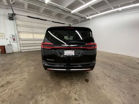 Used 2024 Chrysler Pacifica Touring-L FWD image 5