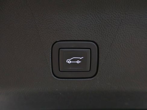 Used 2025 GMC Yukon XL Denali AWD/4WD image 27