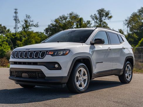 Used 2024 Jeep Compass Latitude AWD/4WD image 3