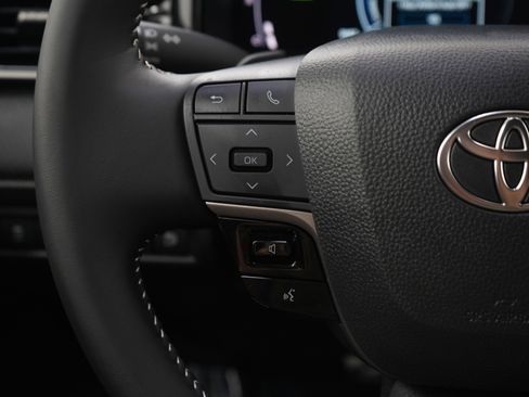 Used 2025 Toyota Camry SE image 23