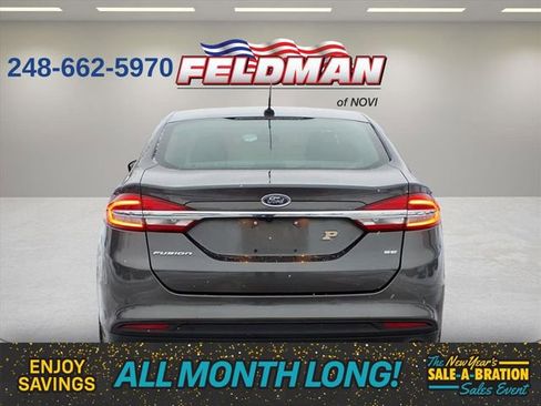 Used 2017 Ford Fusion SE w/ Fusion SE Technology Package image 4