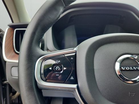 Used 2023 Volvo XC60 B5 Plus image 12