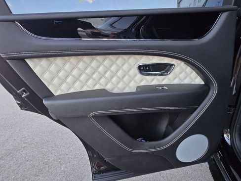 Used 2022 Bentley Bentayga image 56