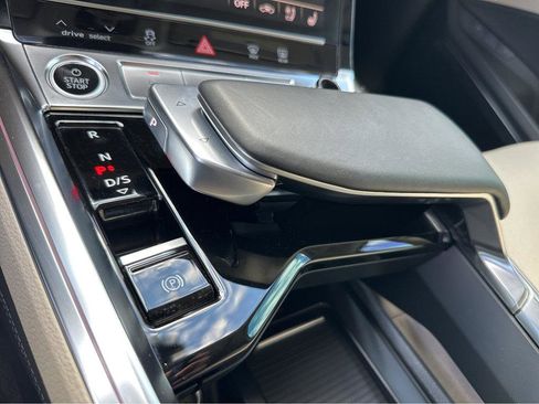Used 2021 Audi e-tron Prestige w/ Prestige Package image 27