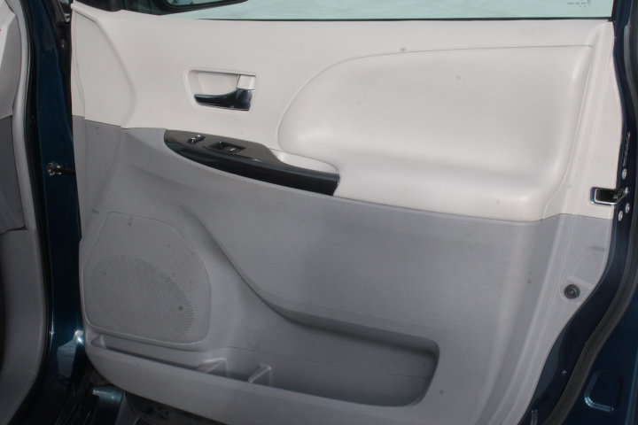 Used 2011 Toyota Sienna SE w/ Preferred Pkg FWD image 17