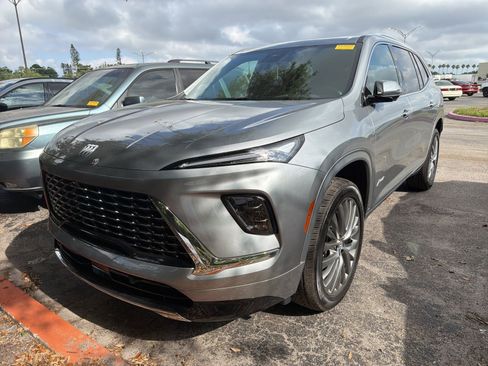 Used 2026 Buick Enclave Avenir FWD image 4