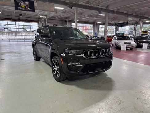 Certified 2024 Jeep Grand Cherokee Limited w/ Luxury Tech Group II image 7