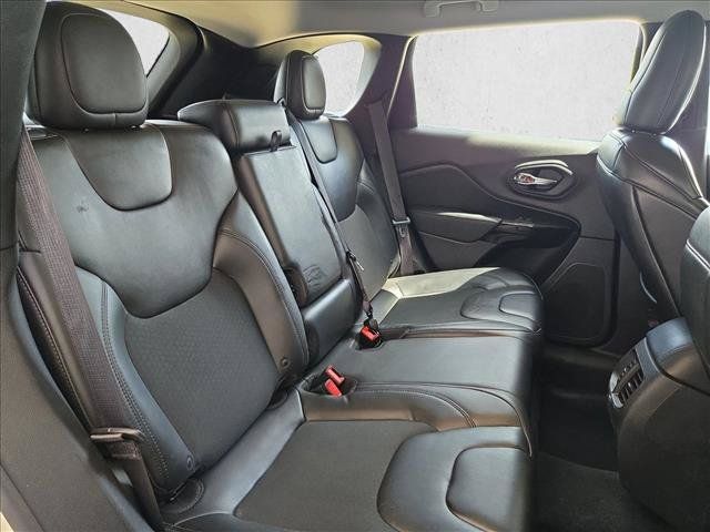 Used 2019 Jeep Cherokee Latitude Plus FWD image 17