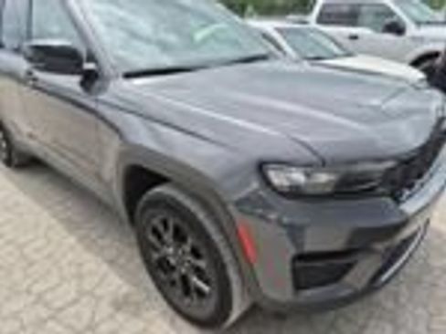 Used 2024 Jeep Grand Cherokee Altitude AWD/4WD image 9
