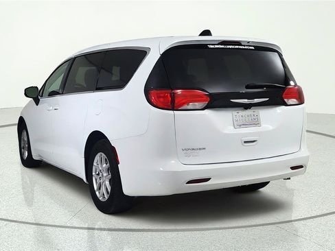 Used 2023 Chrysler Voyager LX FWD image 5