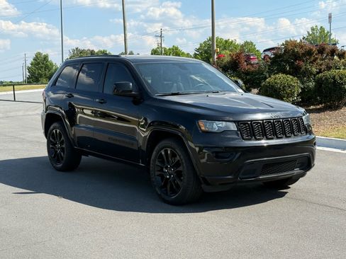 Used 2020 Jeep Grand Cherokee Altitude RWD image 7