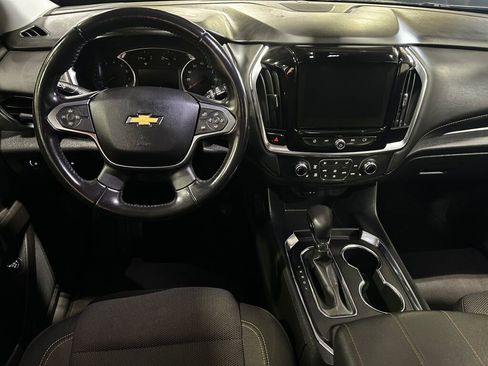 Used 2021 Chevrolet Traverse LT image 2