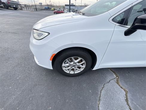 Used 2024 Chrysler Pacifica Touring-L image 10