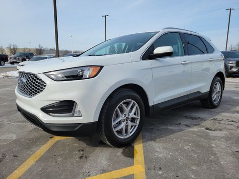 Used 2024 Ford Edge SEL w/ Convenience Package image 2