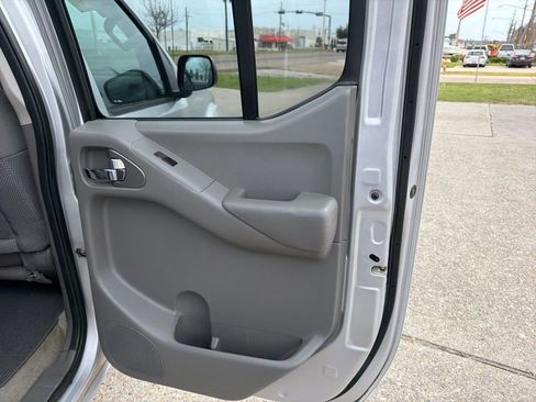 Used 2016 Nissan Frontier SV image 18