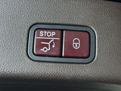 Used 2017 Mercedes-Benz GLS 450 4MATIC image 31