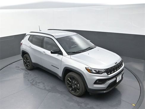 New 2026 Jeep Compass Latitude image 9