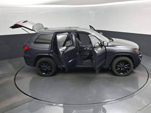 Used 2018 Jeep Grand Cherokee Altitude AWD/4WD image 18