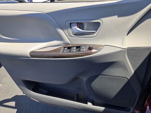 Used 2017 Toyota Sienna FWD image 26