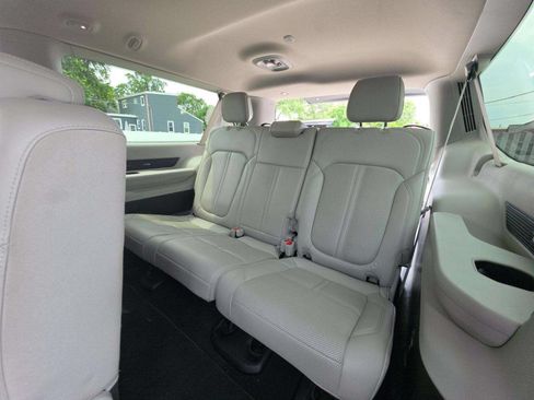 Used 2024 Jeep Wagoneer L Series II RWD image 16