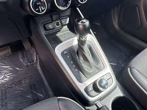 Used 2024 Hyundai Venue Limited image 30