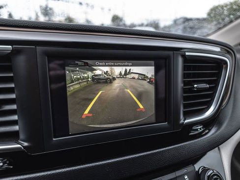 Used 2020 Chrysler Voyager L FWD image 14